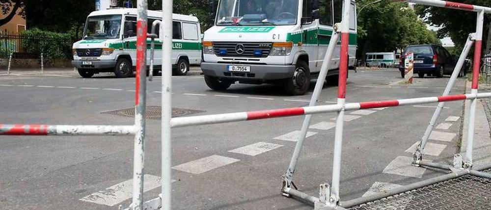 Seit einer Woche sind drei Straßen rund um die Gerhart-Hauptmann-Schule abgesperrt. Die Kritik daran wird immer lauter.