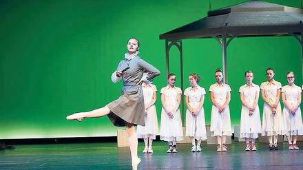 Eine tanzt vor, die anderen tanzen nach. Doch die Königin weiß nicht, was ihre lieben Töchter nächtens so treiben. Die Geschichte nach den Gebrüdern Grimm ist derzeit als Kinderballett für die ganze Familie am Hans Otto Theater zu erleben.