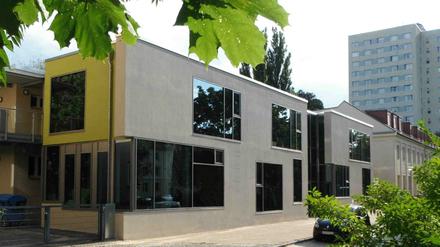 Die Kindertagesstätte Am Kanal 67 in Potsdam wurde grundlegend saniert und modernisiert. Das Nachkriegsgebäude erhielt einen Erweiterungsbau, in der die vorgesetzten Gruppenräume zu schweben scheinen.