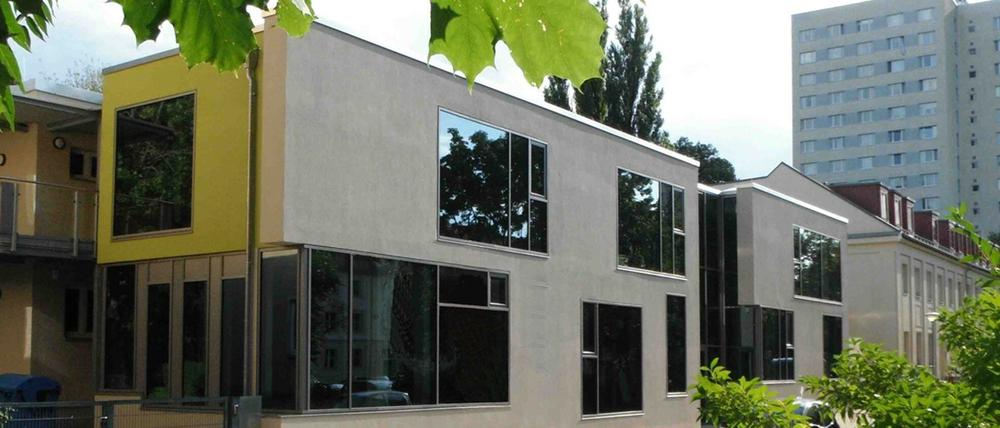Die Kindertagesstätte Am Kanal 67 in Potsdam wurde grundlegend saniert und modernisiert. Das Nachkriegsgebäude erhielt einen Erweiterungsbau, in der die vorgesetzten Gruppenräume zu schweben scheinen.