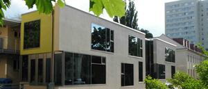Die Kindertagesstätte Am Kanal 67 in Potsdam wurde grundlegend saniert und modernisiert. Das Nachkriegsgebäude erhielt einen Erweiterungsbau, in der die vorgesetzten Gruppenräume zu schweben scheinen.