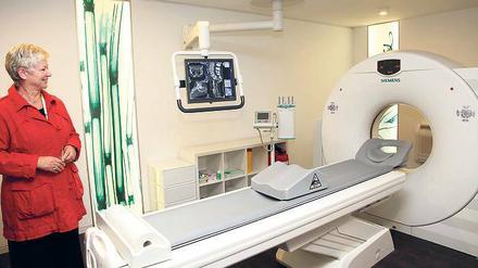 Begeistert: Ministerin Anita Tack in der mobilen Radiologiepraxis.
