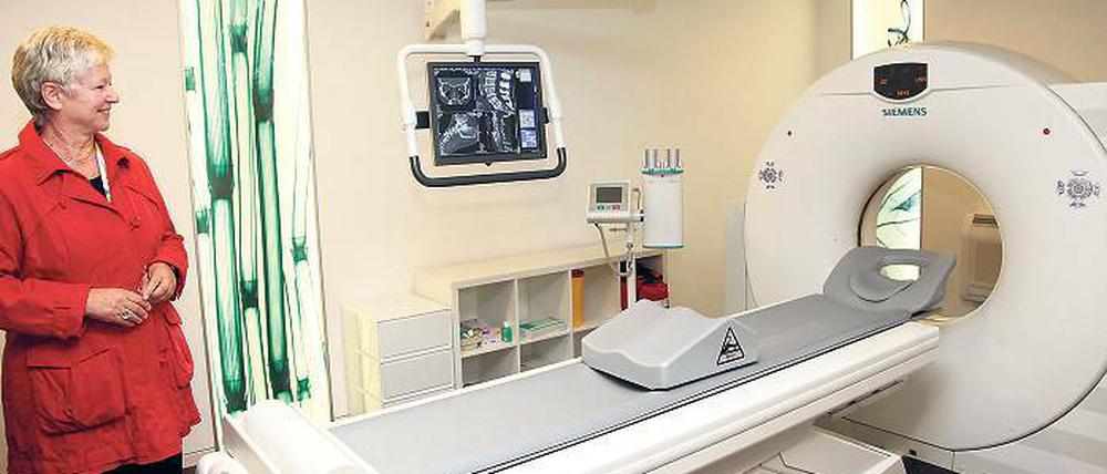 Begeistert: Ministerin Anita Tack in der mobilen Radiologiepraxis.
