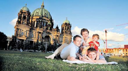 Entspannt zu viert. Regenbogenfamilien wie die von Michael, Aaron, Franka und Tochter Ruby sind selten, ihre Zahl nimmt aber zu.