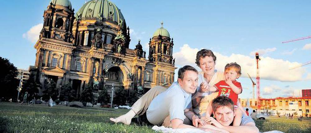 Entspannt zu viert. Regenbogenfamilien wie die von Michael, Aaron, Franka und Tochter Ruby sind selten, ihre Zahl nimmt aber zu.