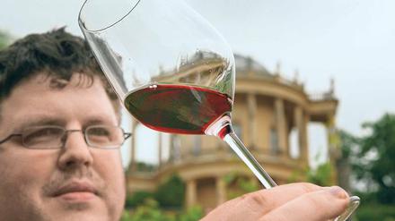 Die Schwebteilchen sinken langsam. Andreas Kramp prüft den Wein.