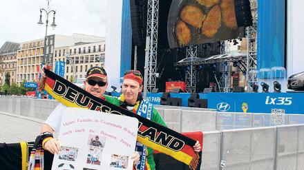 Stille Freude. Singen kann in Berlin bei der Fußball-WM teuer werden.