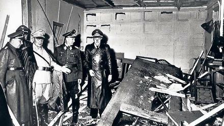 Missglückt: Hermann Göring (helle Uniform) im zerstörten Führerhauptquartier Rastenburg, wo Oberst Stauffenberg am 20. Juli 1944 eine Sprengladung zündete. Doch das unter anderem in Potsdam geplante Attentat auf Hitler schlug fehl – daran will die Stiftung für den Wiederaufbau der Garnisonkirche mit zahlreichen Veranstaltungen erinnern.