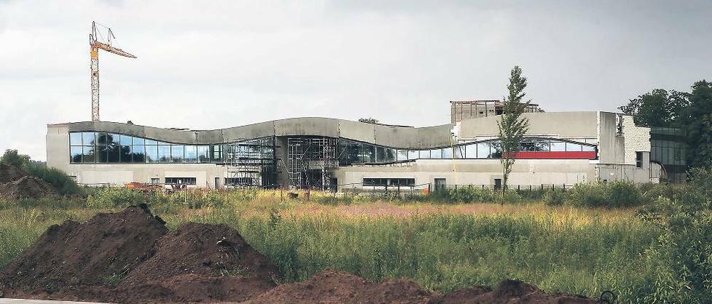 Verwaist. Auf der Baustelle der Blütentherme sind laut Bürgermeister Werner Große kaum noch Bauarbeiter zu sehen. Die Therme sei erst zu 75 Prozent fertig, obwohl Ende September die Eröffnung gefeiert werden sollte. Ein neuer Termin steht nicht fest, weder die Stadt noch die Kristall Bäder AG wollen sich festlegen.