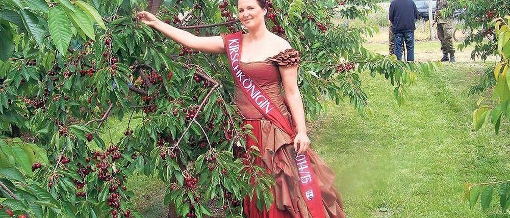 Verlockend. Die künftige Kirschkönigin Sandra Große inmitten von Früchten.