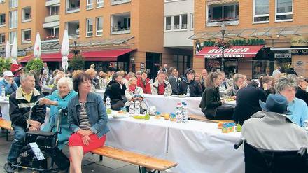 Lange Tafel. Beim Spaghetti-Essen wurden die Geschichten vorgelesen.