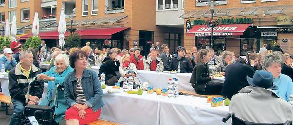 Lange Tafel. Beim Spaghetti-Essen wurden die Geschichten vorgelesen.