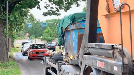 Zweimal täglich Stau. Bereits seit Jahren liegen beim Landesbetrieb für Straßenwesen Pläne für eine Ortsumfahrung von Ruhlsdorf in der Schublade.
