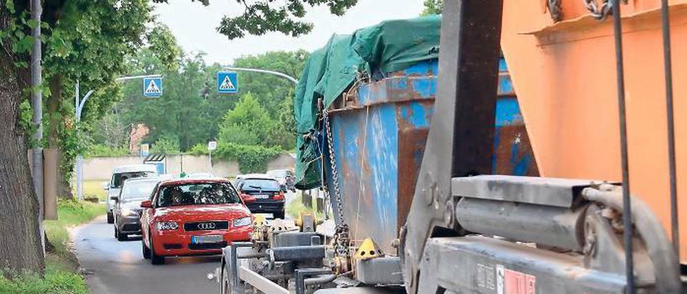 Zweimal täglich Stau. Bereits seit Jahren liegen beim Landesbetrieb für Straßenwesen Pläne für eine Ortsumfahrung von Ruhlsdorf in der Schublade.
