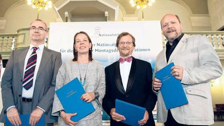 Ausgezeichnet. Katharina Köhler, die Tochter des Nikolaikirchen-Pfarrers Christian Führer, Pfarrer Christoph Wonneberger und Bürgerrechtler Uwe Schwabe (v.l.).