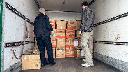 Gesichert. Mitarbeiter der Spurensicherung der Polizei laden die gefundenen Unterlagen in einen Transporter. Nun muss nachgesehen werden, was in den brisanten Papieren steht.