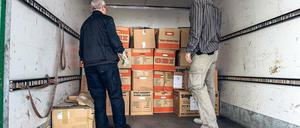 Gesichert. Mitarbeiter der Spurensicherung der Polizei laden die gefundenen Unterlagen in einen Transporter. Nun muss nachgesehen werden, was in den brisanten Papieren steht.