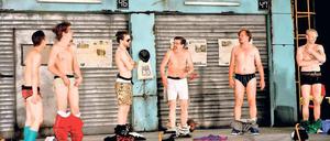 Hosen runter. Halbnackte Männer beim Flachwitz-Tennis reichen für guten Slapstick kaum aus. Ein bisschen mehr Absurdität hätte ganz gutgetan.