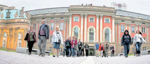 Besucherscharen. Der Andrang im Landtagsschloss hemmt manchmal sogar den Parlamentsbetrieb. Abgeordnete kommen mitunter zu spät zu den Sitzungen, weil sie sich im Treppenhaus an Besuchergruppen vorbeidrängeln müssen. Die Landtagsverwaltung sieht sich an der Grenze der Belastbarkeit.