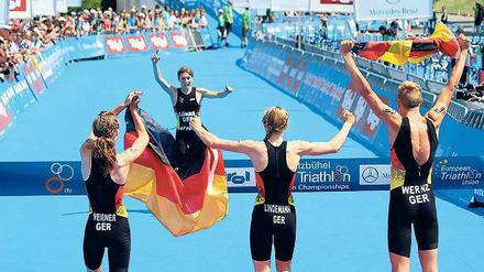 Willkommen im Ziel. Lasse Lührs (2. v. l.) auf den letzten Metern des Staffel-Wettbewerbes in Kitzbühel. Gold ist dem deutschen Team nicht mehr zu nehmen.