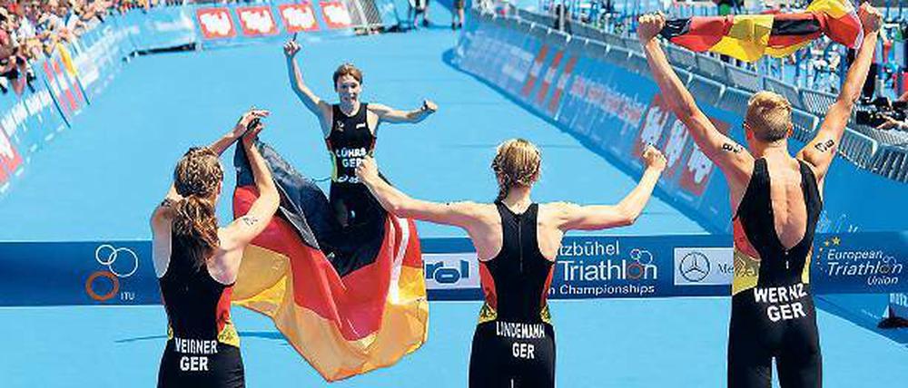 Willkommen im Ziel. Lasse Lührs (2. v. l.) auf den letzten Metern des Staffel-Wettbewerbes in Kitzbühel. Gold ist dem deutschen Team nicht mehr zu nehmen.