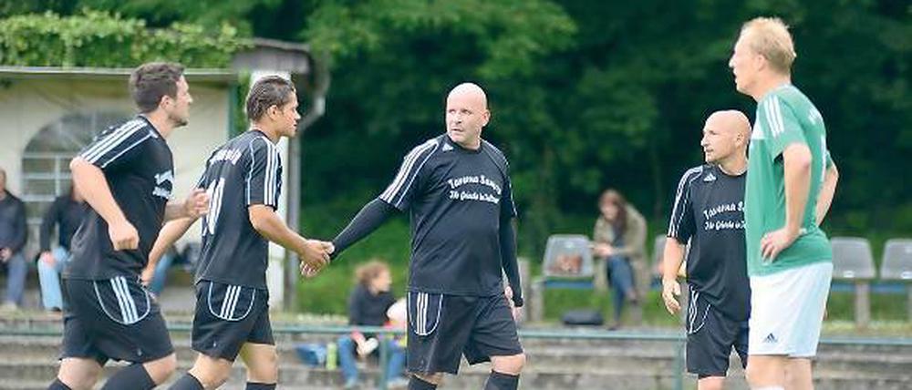 Mit Dank an den Torschützen. Teltows Spielertrainer Ingo Hecht (r.) klatscht Mirsad Stollaj (2. v.r.) ab, der soeben zum 1:0 getroffen hatte. So blieb es bis zum Ende.