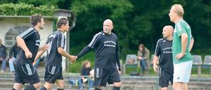 Mit Dank an den Torschützen. Teltows Spielertrainer Ingo Hecht (r.) klatscht Mirsad Stollaj (2. v.r.) ab, der soeben zum 1:0 getroffen hatte. So blieb es bis zum Ende.