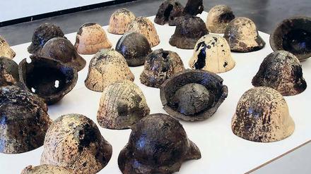 Wem die Stunde schlägt. „Glockenläuten“ heißt diese Keramik-Skulptur des Potsdamer Künstlers Stephan Velten. Sie verbindet drei der großen Themenbereiche, die ihn umtreiben: Historische Fundstücke, die Dimension der Zeit und die Zersplitterung der heutigen Welt.