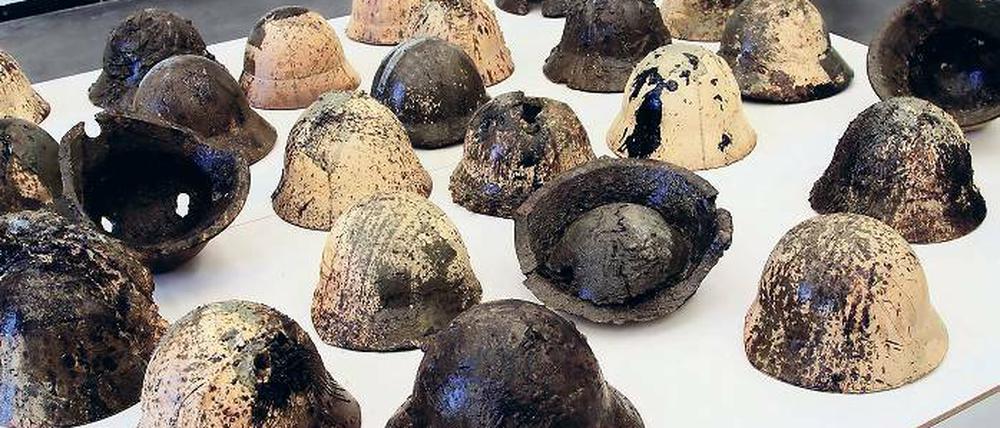 Wem die Stunde schlägt. „Glockenläuten“ heißt diese Keramik-Skulptur des Potsdamer Künstlers Stephan Velten. Sie verbindet drei der großen Themenbereiche, die ihn umtreiben: Historische Fundstücke, die Dimension der Zeit und die Zersplitterung der heutigen Welt.