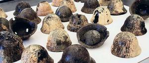 Wem die Stunde schlägt. „Glockenläuten“ heißt diese Keramik-Skulptur des Potsdamer Künstlers Stephan Velten. Sie verbindet drei der großen Themenbereiche, die ihn umtreiben: Historische Fundstücke, die Dimension der Zeit und die Zersplitterung der heutigen Welt.