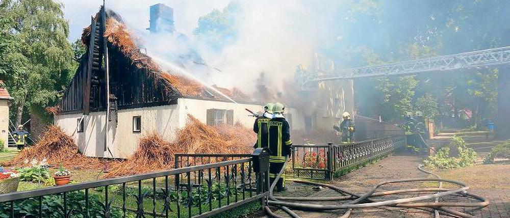 Schäden durch Flammen und Wasser. Um den Brand zu löschen, mussten Feuerwehrleute das Dach herunterreißen.