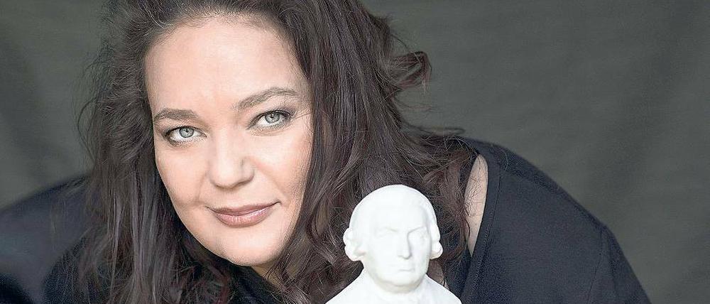 Wenn nur CPE zählt. Die Pianistin Ana-Marija Markovina mit einer Büste von Carl Philipp Emanuel Bach.