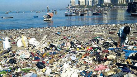 Schleichende Katastrophe. Millionen Tonnen Plastikmüll landen Jahr für Jahr in den Ozeanen. Was nicht an die Strände gespült wird, sammelt sich in riesigen Strudeln auf der Hohen See.