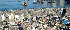 Schleichende Katastrophe. Millionen Tonnen Plastikmüll landen Jahr für Jahr in den Ozeanen. Was nicht an die Strände gespült wird, sammelt sich in riesigen Strudeln auf der Hohen See.