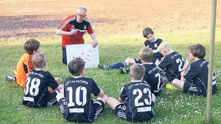 Lehrmeister Andree Recker erklärt dem Lok-Nachwuchs das Kicker-Abc.