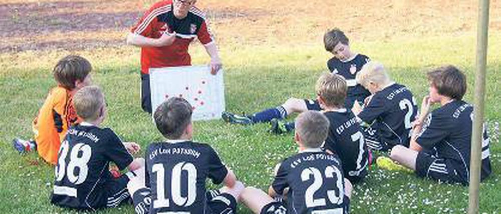 Lehrmeister Andree Recker erklärt dem Lok-Nachwuchs das Kicker-Abc.