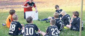 Lehrmeister Andree Recker erklärt dem Lok-Nachwuchs das Kicker-Abc.