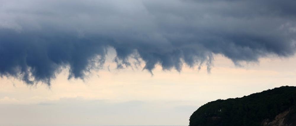 Regen über Binz. Irgendwo um die Insel Rügen ist ein Paddler aus Michendorf verschollen.