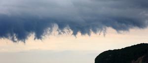 Regen über Binz. Irgendwo um die Insel Rügen ist ein Paddler aus Michendorf verschollen.