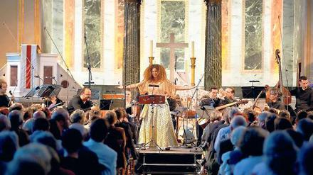 Stimme und Saiten. Die Sängerin Ghalia Benali und der Oudspieler Moufadhel Adhoum (l.) während des Eröffnungskonzerts in der Friedenskirche. Im Hintergrund die Musiker des Ensembles Barrocade.