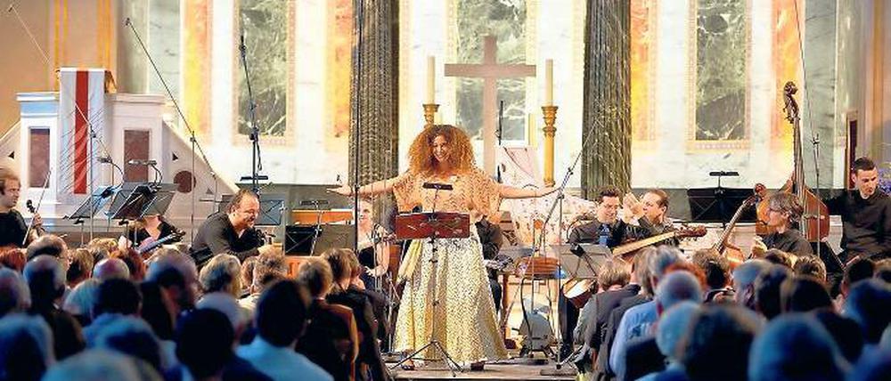 Stimme und Saiten. Die Sängerin Ghalia Benali und der Oudspieler Moufadhel Adhoum (l.) während des Eröffnungskonzerts in der Friedenskirche. Im Hintergrund die Musiker des Ensembles Barrocade.