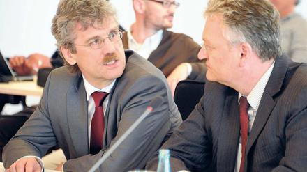 Da saßen sie noch nebeneinander. Sonderausschusses des BER im Landtag von Potsdam, Mitte Mai. Jochen Großemann (l.) plaudert mit Jörg Marks.
