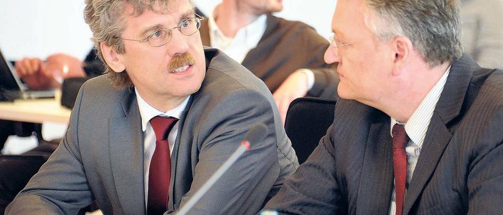 Da saßen sie noch nebeneinander. Sonderausschusses des BER im Landtag von Potsdam, Mitte Mai. Jochen Großemann (l.) plaudert mit Jörg Marks.