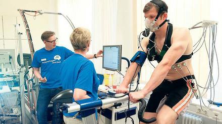 Was wie das Training für eine Raumfahrtmission aussieht, ist eine komplexe Leistungsdiagnostik für Sportler, die unter anderen in der Hochschulambulanz der Uni Potsdam angeboten wird. Die Ergebnisse liefern wichtige Information zur Trainingssteuerung.