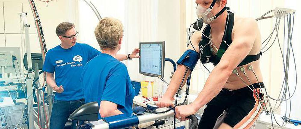 Was wie das Training für eine Raumfahrtmission aussieht, ist eine komplexe Leistungsdiagnostik für Sportler, die unter anderen in der Hochschulambulanz der Uni Potsdam angeboten wird. Die Ergebnisse liefern wichtige Information zur Trainingssteuerung.