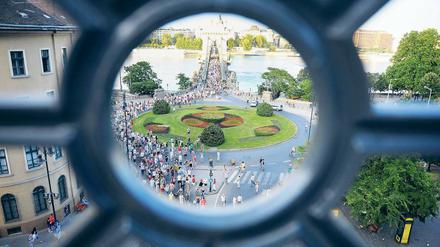 Nicht mit uns. Menschen demonstrieren in Budapest für freie Berichterstattung. Foto: AFP
