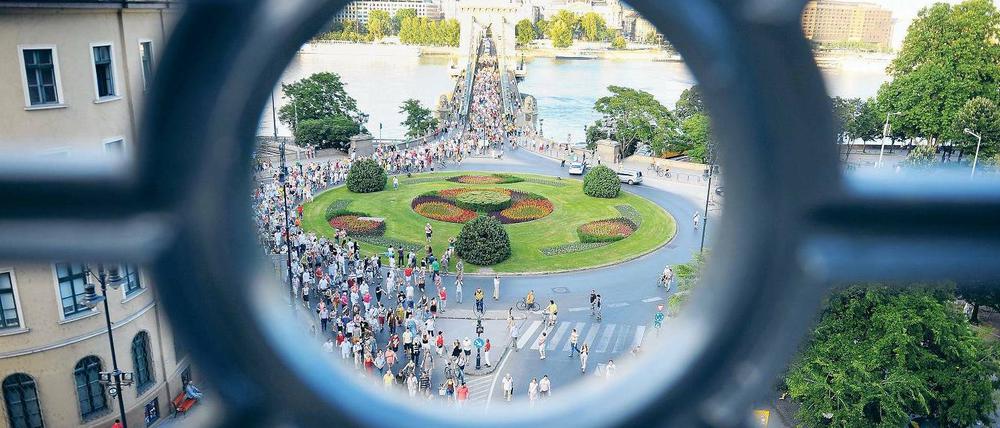Nicht mit uns. Menschen demonstrieren in Budapest für freie Berichterstattung. Foto: AFP