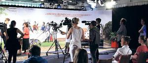 Klappe läuft noch nicht. RBB-Moderatorin Marina Ringel hat die Moderation der Geschichtssendung des Filmgymnasiums übernommen.