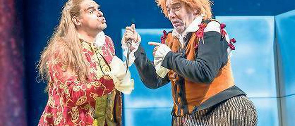 Nicht jedem behagt ein Dolch in der Hand. Orismondo (Carlo Allemano) und Giampetro (Federico Sacchi, r.) versuchen sich tapfer zu schlagen.
