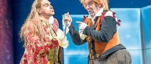 Nicht jedem behagt ein Dolch in der Hand. Orismondo (Carlo Allemano) und Giampetro (Federico Sacchi, r.) versuchen sich tapfer zu schlagen.